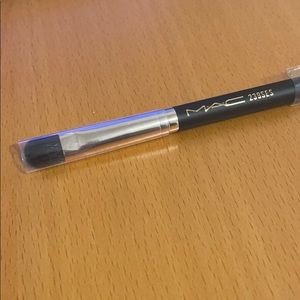 MAC Brush 239SES NWT (Short Travel Size!)